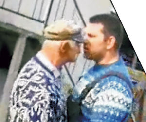 Ojciec z synem pobili się sztachetami przez babę