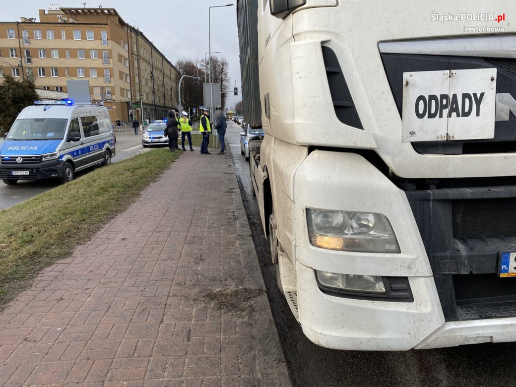 Wypadek w Częstochowie. Mężczyzna wszedł pod ciężarówkę