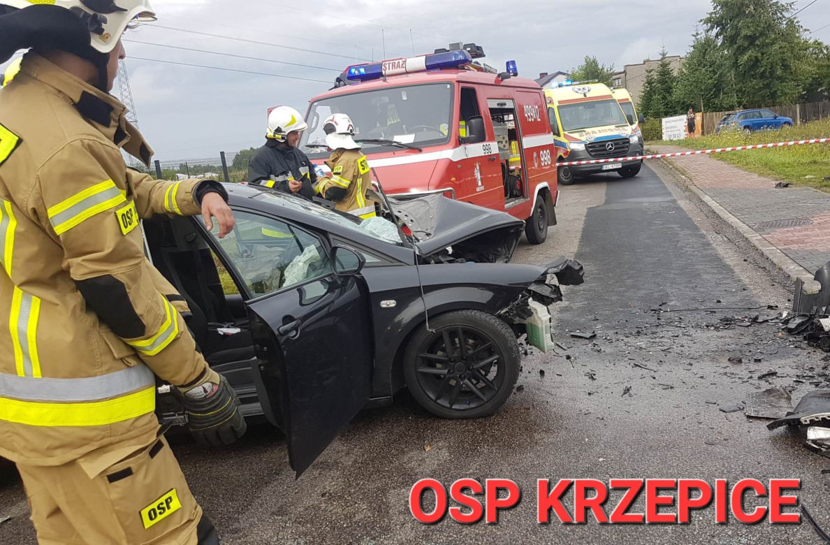 Zderzenie czołowe samochodu osobowego i dostawczego fiata. Trzy osoby trafiły do szpitala