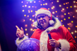 Manufaktura Świętego Mikołaja z Tomaszem Karolakiem w roli Świętego Mikołaja