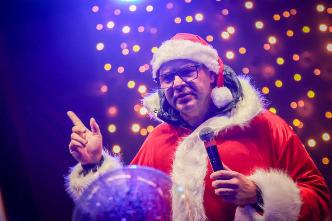 Manufaktura Świętego Mikołaja z Tomaszem Karolakiem w roli Świętego Mikołaja