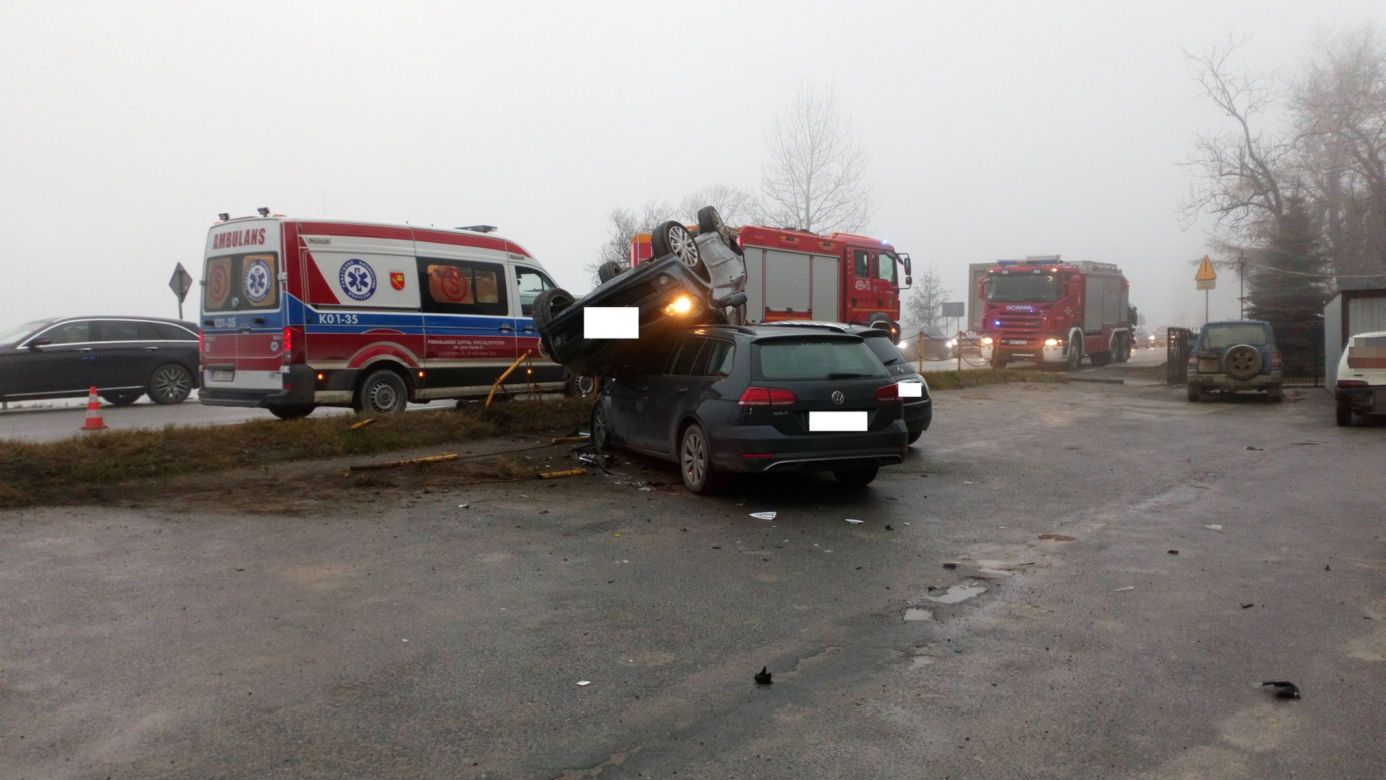 Nieprawdopodobny wypadek na Zakopiance. Osobowy renault wylądował na dwóch innych pojazdach [ZDJĘCIA]