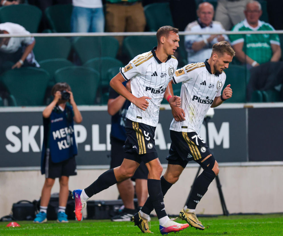 Rafał Adamski i kolega z Legii biegną po boisku. O przemianie piłkarza przeczytasz na SE Supersport.
