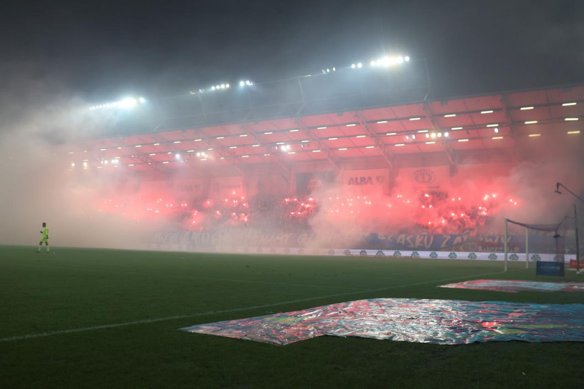 Smutne pożegnanie Ruchu Chorzów. Kibice dojechali na mecz z Pogonią, ale piłkarze już nie ZDJĘCIA