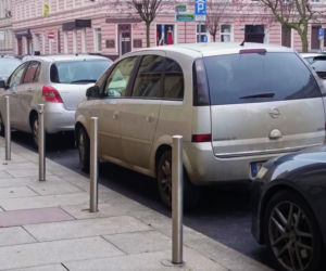 Pełne parkingi na ulicach