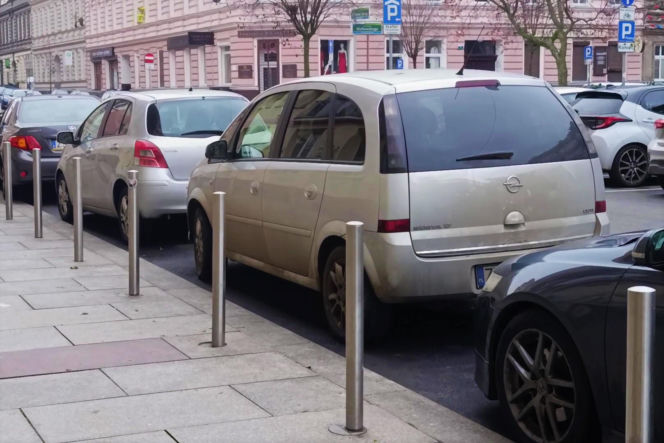 Pełne parkingi na ulicach