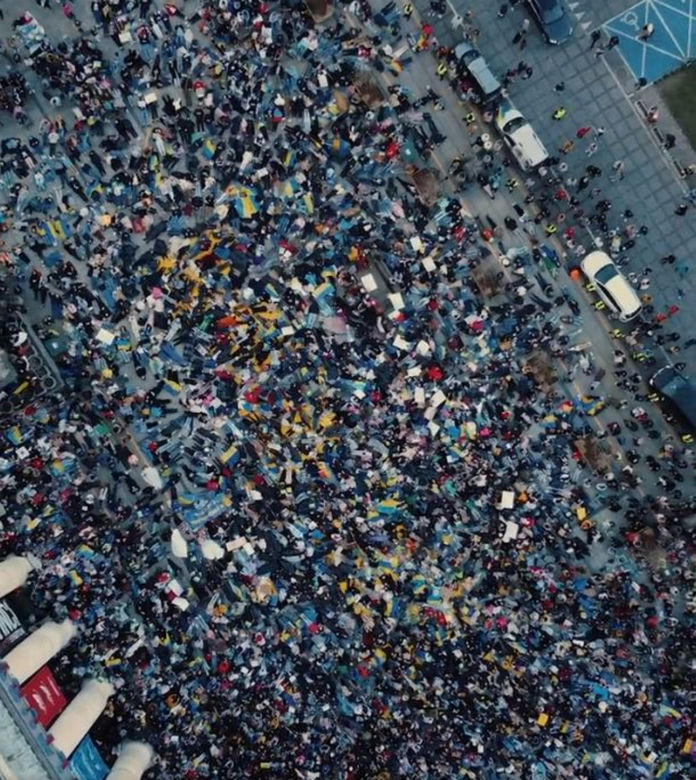 Wojna w Ukrainie. W ramach protestu położyli się na ziemi. "Przestańcie obiecywać, zacznijcie działać"