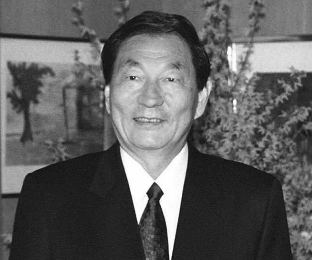 Portret uśmiechniętego byłego premiera Chin, Zhu Rongji. O jego śmierci w wieku 97 lat przeczytasz na Eska.