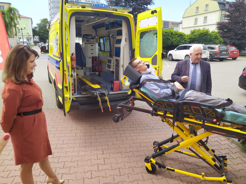 Jak wygląda karetka bariatryczna zakupiona z BOM dla rejonu siedleckiego