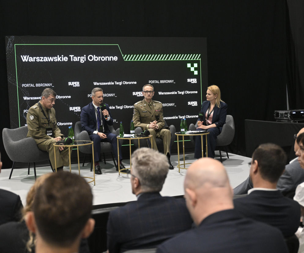 Panel dyskusyjny Odporne społeczeństwo, silne państwo: rola zdrowia publicznego w systemie bezpieczeństwa podczas Warszawskich Targów Obronnych. Widoczni uczestnicy, w tym płk Arkadiusz Kosowski, gen. Grzegorz Gielerak, Krzysztof Kępiński oraz moderatorka Natalia Miller. Więcej o ich wystąpieniach na naszym portalu.