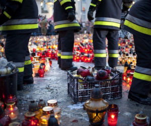 Sprzątanie zniczy pod Pałacem Prezydenckim 