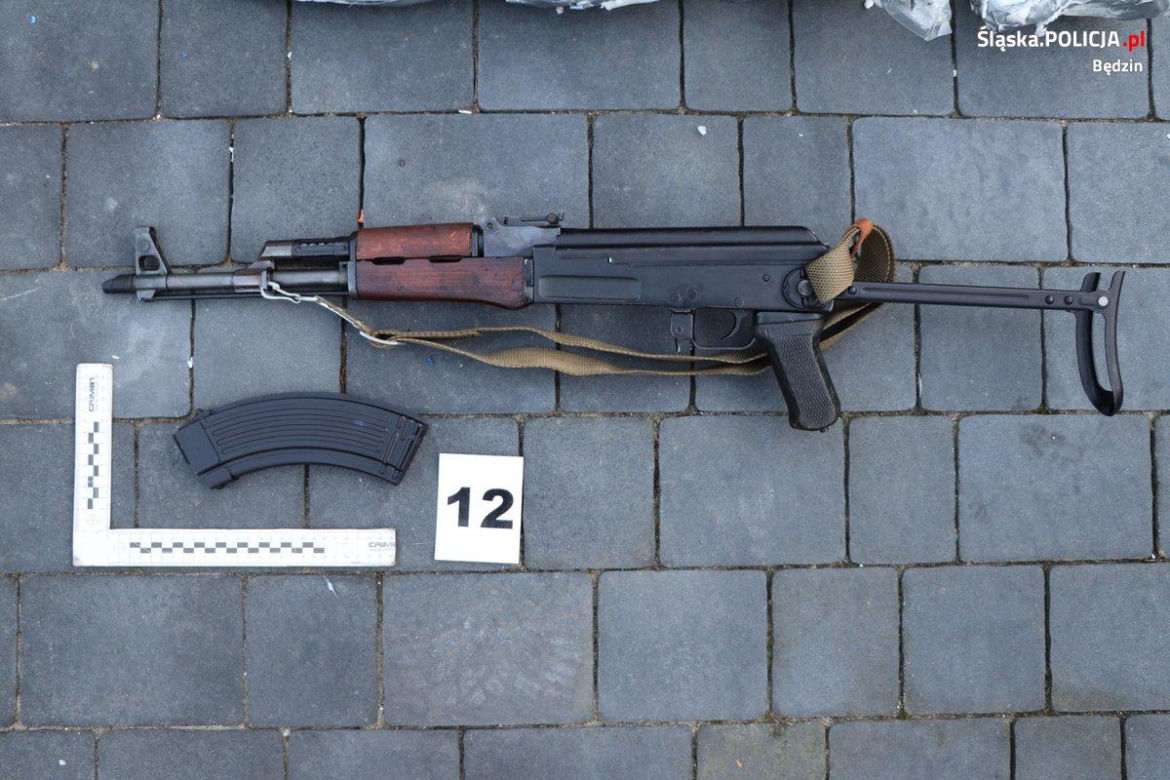 Będzin: Narkotyki warte 1 mln zł, karabiny i pistolety. Zatrzymano trzy osoby
