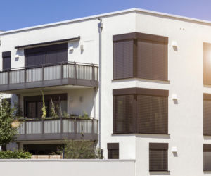 Jak rolety chronią budynek przed słońcem, włamaniem i hałasem?