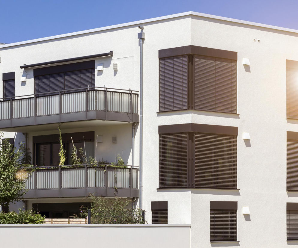 Jak rolety chronią budynek przed słońcem, włamaniem i hałasem?