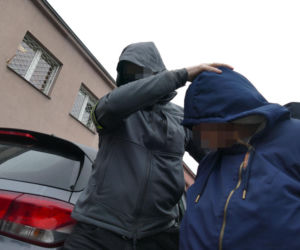 Rodzice zastępczy ze Zgierza doprowadzeni do prokuratury. Co się działo w ich domu?