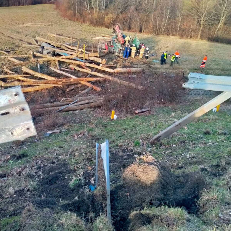 Ciężarówka przewożąca drewno spadła ze skarpy! Koszmar w Leszczawie Dolnej