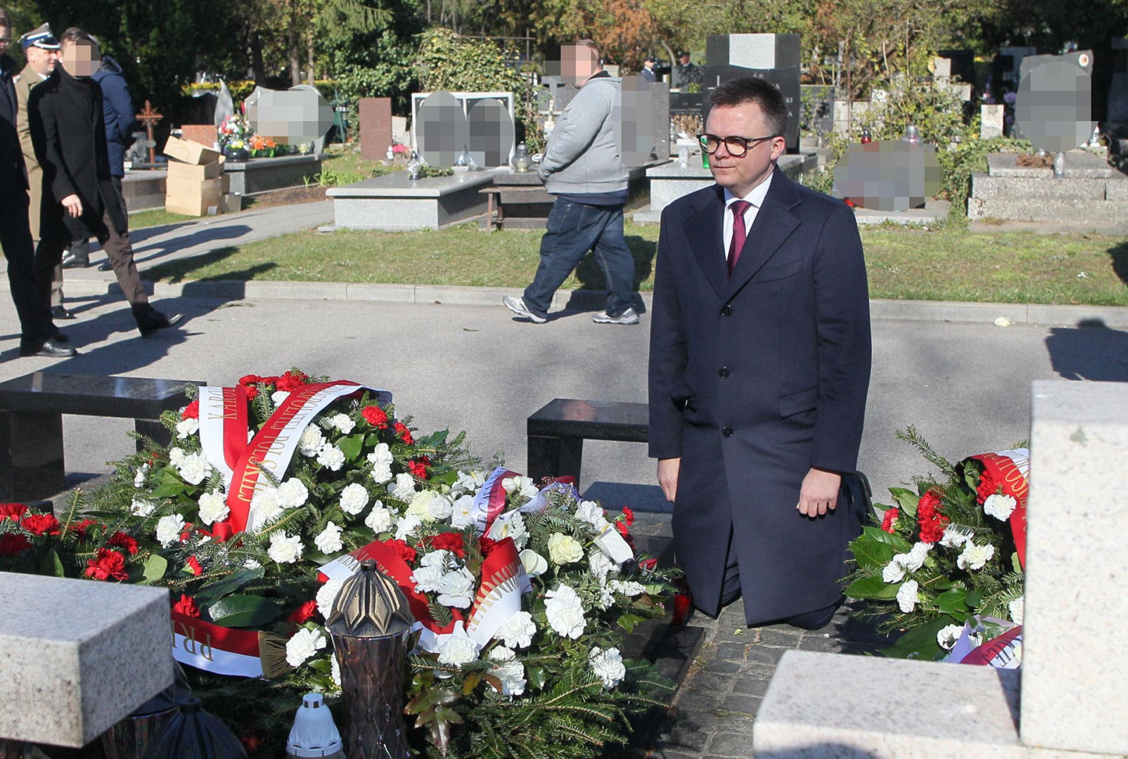 Poruszająca scena na cmentarzu. Hołownia klęknął przed grobem ofiary katastrofy smol…