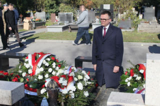 Poruszająca scena na cmentarzu. Hołownia klęknął przed grobem ofiary katastrofy smoleńskiej