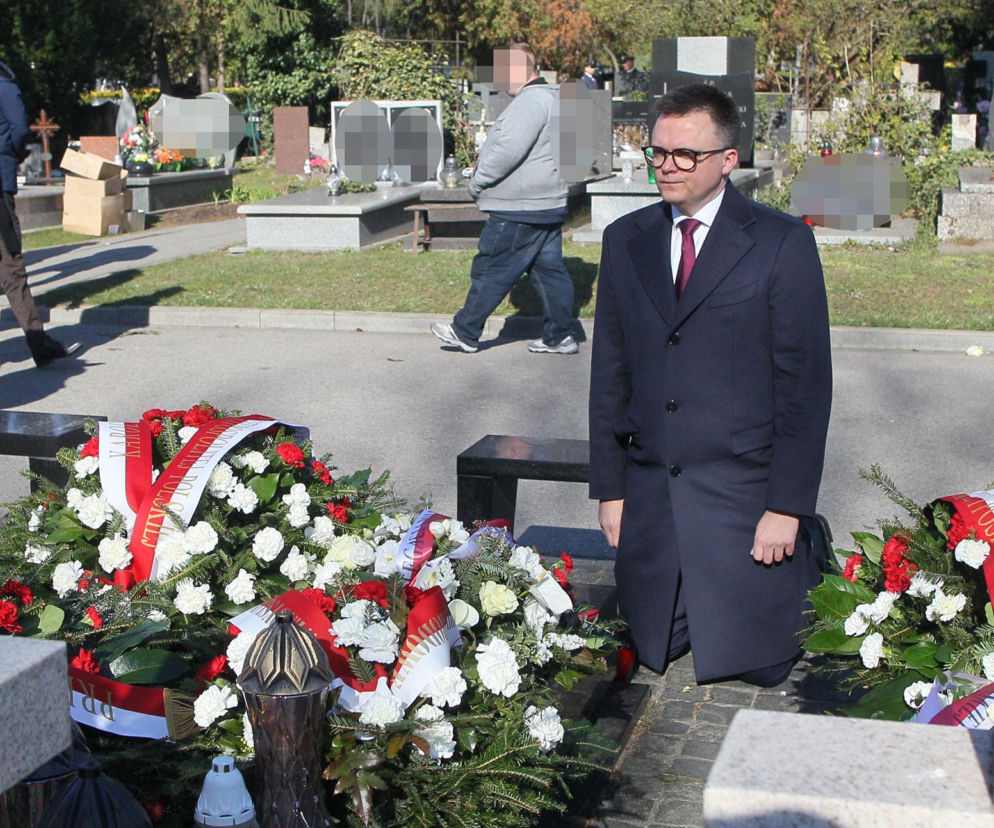 Hołowania klęknął przed grobem ofiary katastrofy smoleńskiej