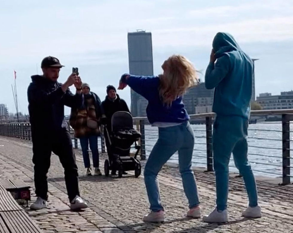 Przedstawiciele pokolenia Z nagrywają filmik na TikToka (Berlin, 2022)