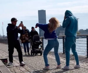 Przedstawiciele pokolenia Z nagrywają filmik na TikToka (Berlin, 2022)