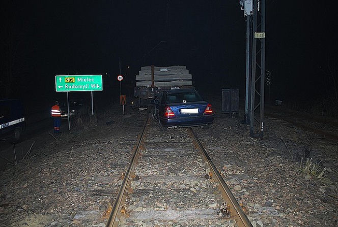DĘBICA: Pijany taksówkarz jechał po torach