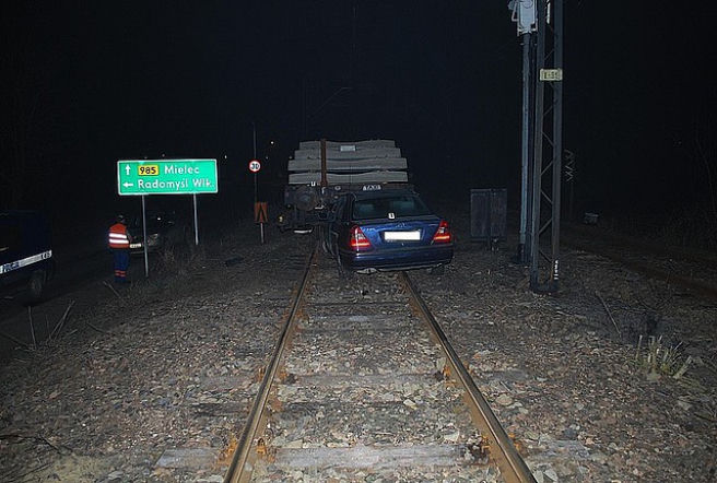 DĘBICA: Pijany taksówkarz jechał po torach