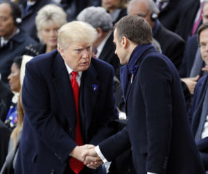 Święto pokoju w Paryżu. Trump w żelaznym uścisku Macrona.