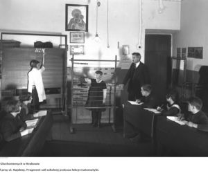 Zobaczcie, jak wyglądały lekcje w krakowskich szkołach prawie 100 lat temu! [ARCHIWALNE ZDJĘCIA]
