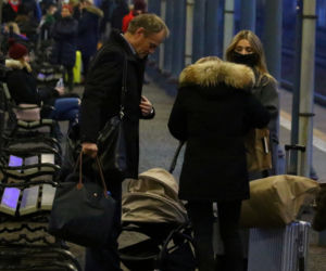 Donald Tusk z rodziną na dworcu kolejowym w Sopocie