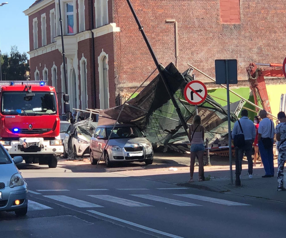 Gliwice. Chwile grozy na ul. Dworcowej! Rusztowanie runęło na samochody