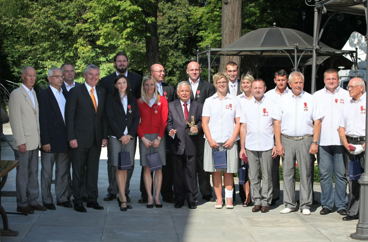 Lech Kaczyński i Jarosław Kaczyński na sportowych zdjęciach