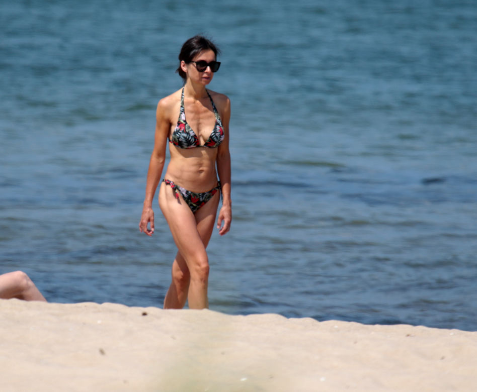Marta Kaczyńska na plaży karmi dziecko piersią