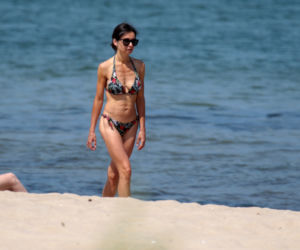Marta Kaczyńska na plaży karmi dziecko piersią