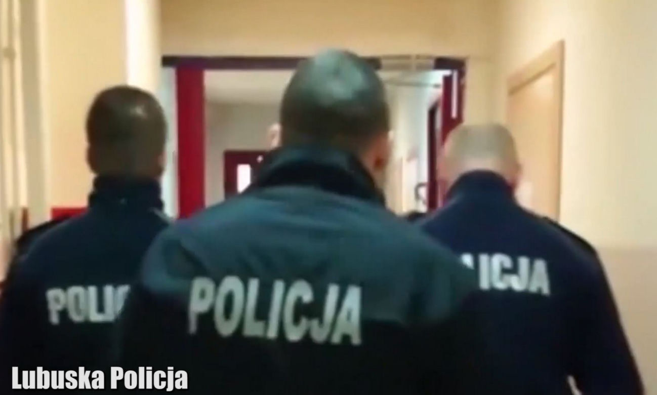 Próbował włamać się do komendy policji w Żarach! Gdy się nie udało, zaatakował mundurowych śrubokrętem [ZDJĘCIA]. 