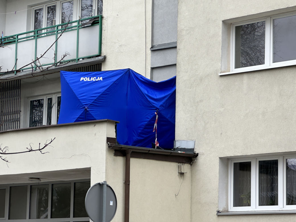 Tragedia na Mokotowie. Spadła z 8. piętra na dach klatki schodowej. Nie żyje