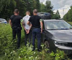 Groził ekspedientce nożem i zabrał gotówkę. Zatrzymano go po wypadku