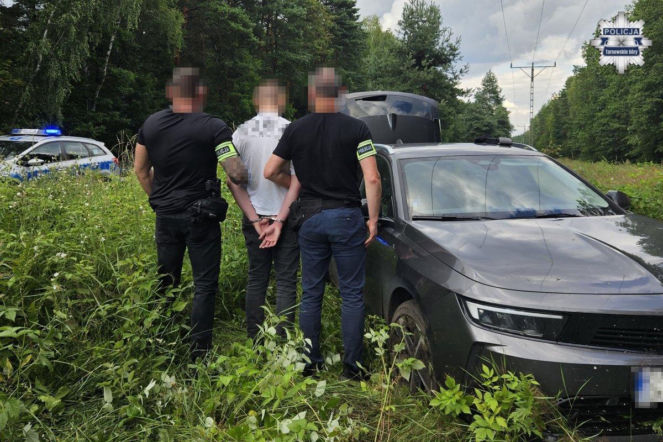 19-latek wtargnął do sklepu z nożem. Jego brawurowa ucieczka zakończyła się w rowie