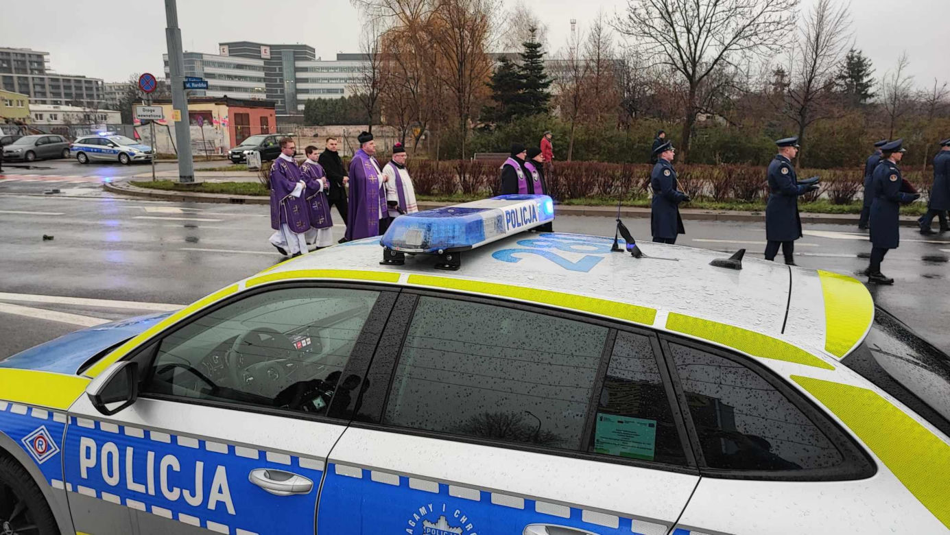  Wrocław. Ostatnie pożegnanie policjantów zastrzelonych na służbie. "Wasz tata jest bohaterem"