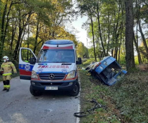 Pod Bochnią ciągnik zderzył się z busem przewożącym niepełnosprawnych. Nie żyje jedna osoba
