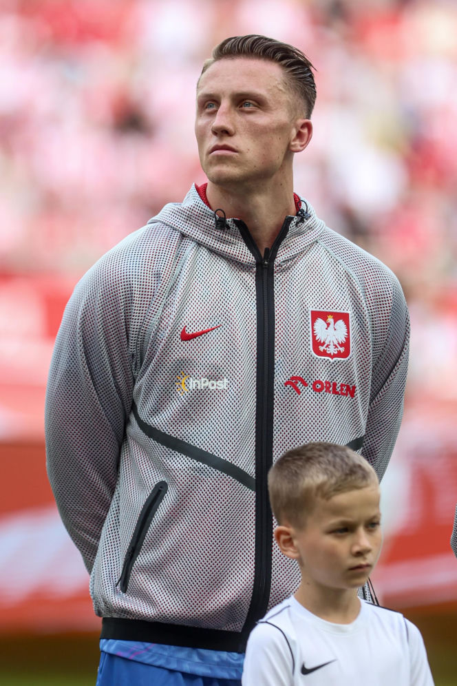 Robert Lewandowski wyprowadzany przez chorą dziewczynkę