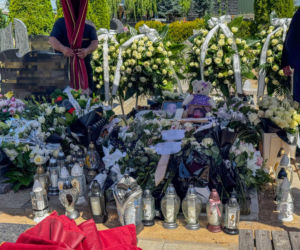 Babcia długo nie mogła odejść od grobu córki i wnuczki. Rozdzierające pożegnanie Amelki i jej mamy Karoliny