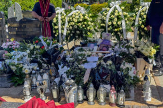 Babcia długo nie mogła odejść od grobu córki i wnuczki. Rozdzierające pożegnanie Amelki i jej mamy Karoliny