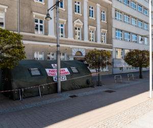 Gdynia: W namiocie przed szpitalem segregują pacjentów