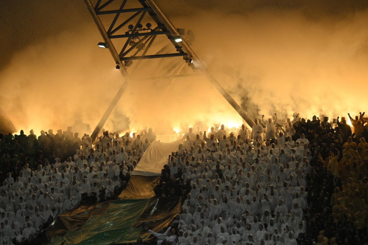 Kibice nie zawiedli podczas meczu Legia - Widzew. Efektowne zdjęcia z trybun