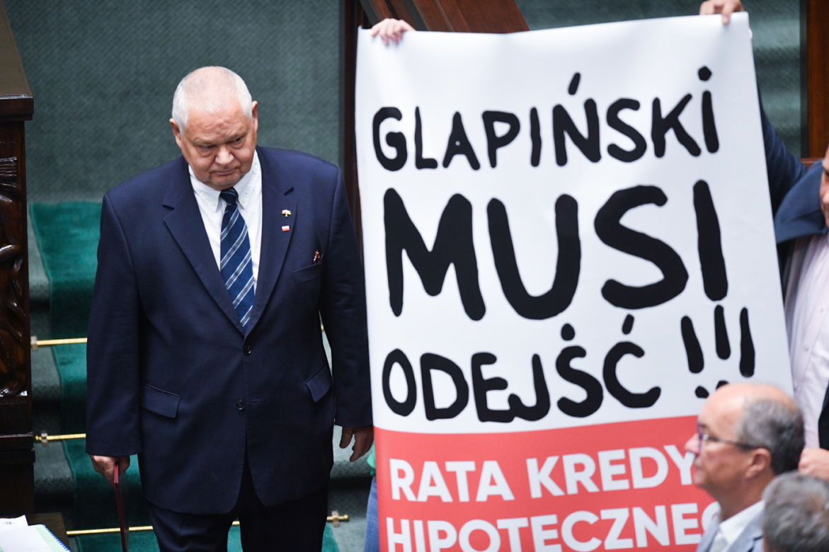 Klaudia Jachira rzuca pieniędzmi w Sejmie