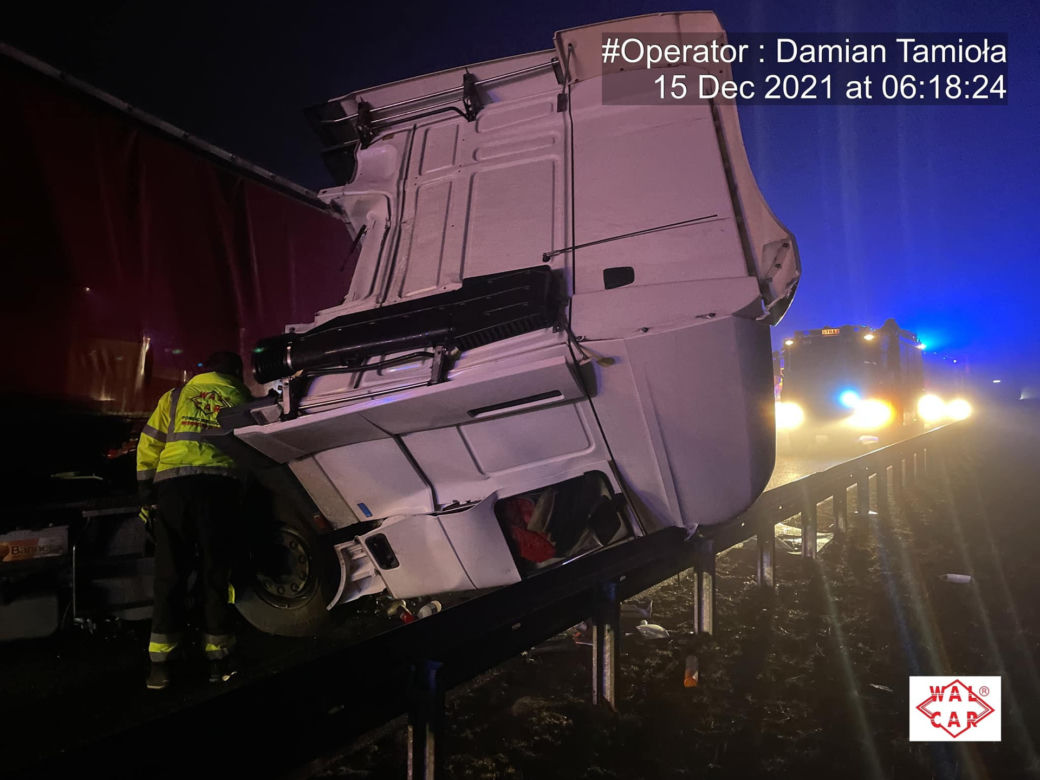 Dwie ciężarówki zderzyły się we mgle na autostradzie A1. Droga zablokowana