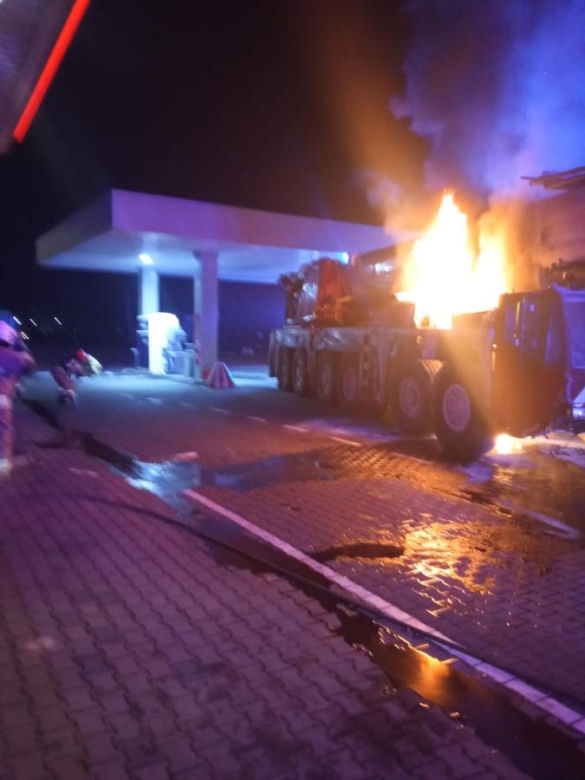 Pożar na stacji benzynowej pod Sochaczewem. Dźwig stanął w ogniu obok tuż obok dystrybutorów