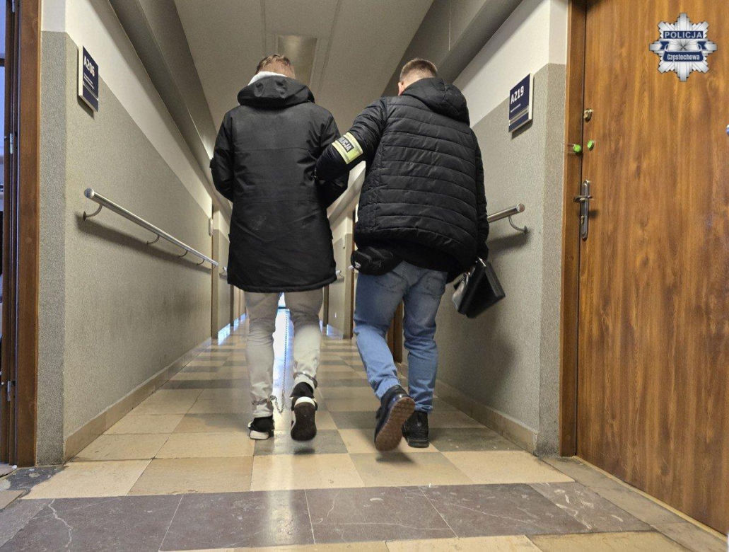 Stanął w obronie kobiety, więc skatowali go maczetami. Usłyszeli zarzuty usiłowania zabójstwa