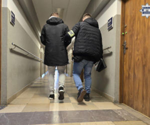 Stanął w obronie kobiety, więc skatowali go maczetami. Usłyszeli zarzuty usiłowania zabójstwa